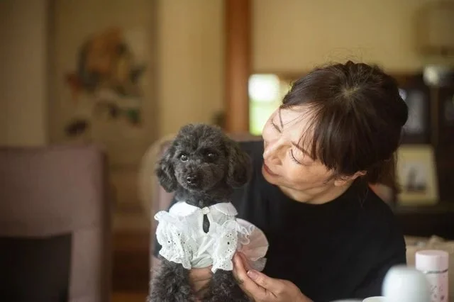 愛犬に寄り添い気持ちを受け取るアニマルコミュニケーションの様子